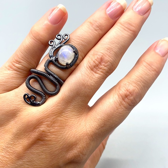 Very unique sterling silver and rhodium plated rainbow moonstone ring size 8 🦋 - Picture 4 of 7